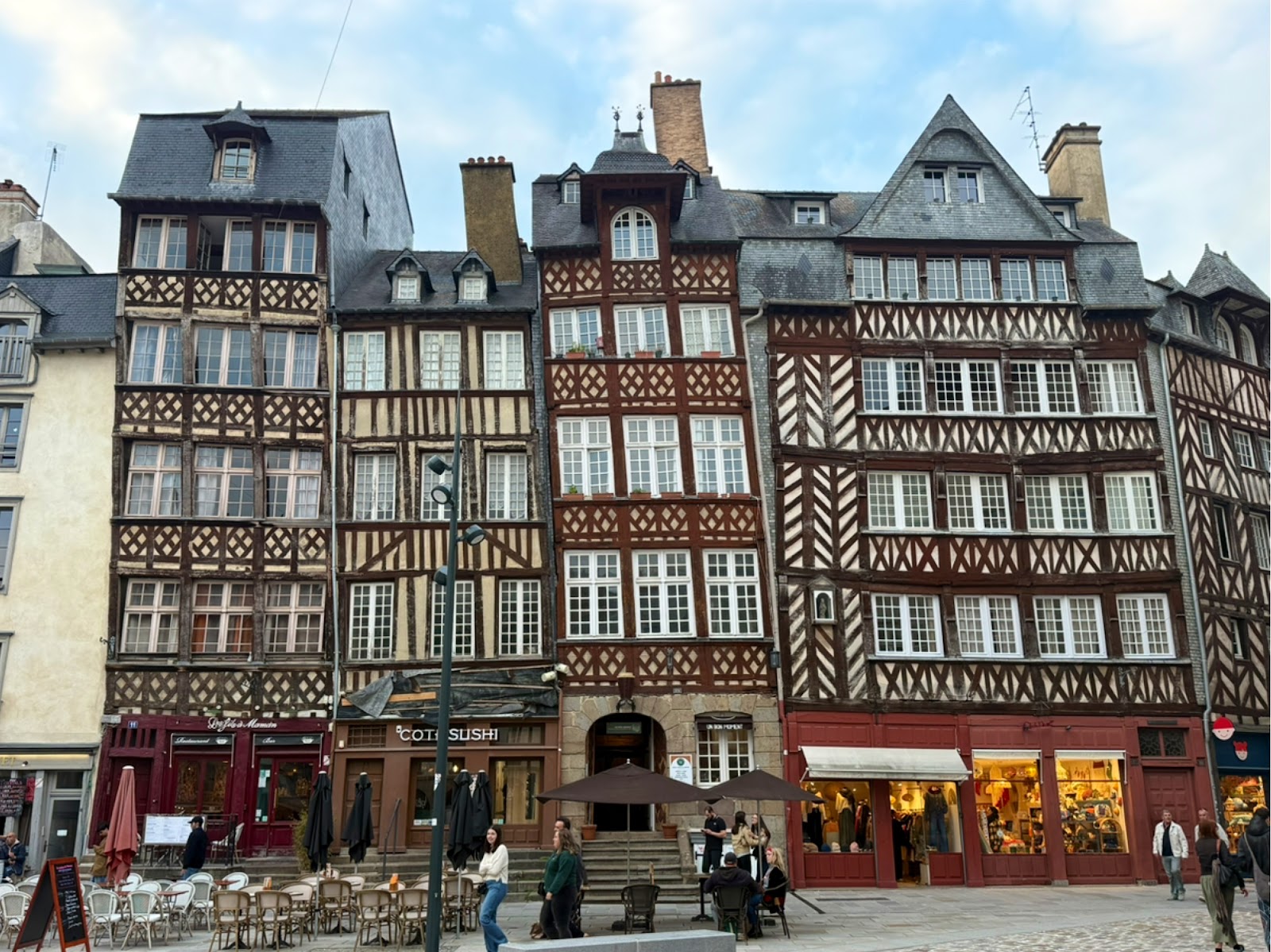 傾いた木組みの家